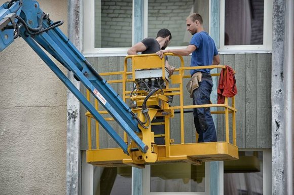 Louer une nacelle pour un chantier de rénovation électrique - La Réunion - ADEKWAT LOCATION